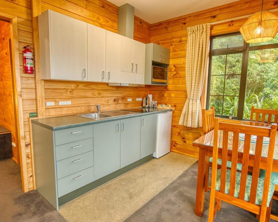 Paparoa Beach Hideaway With Hot Tub Barrytown Exterior photo